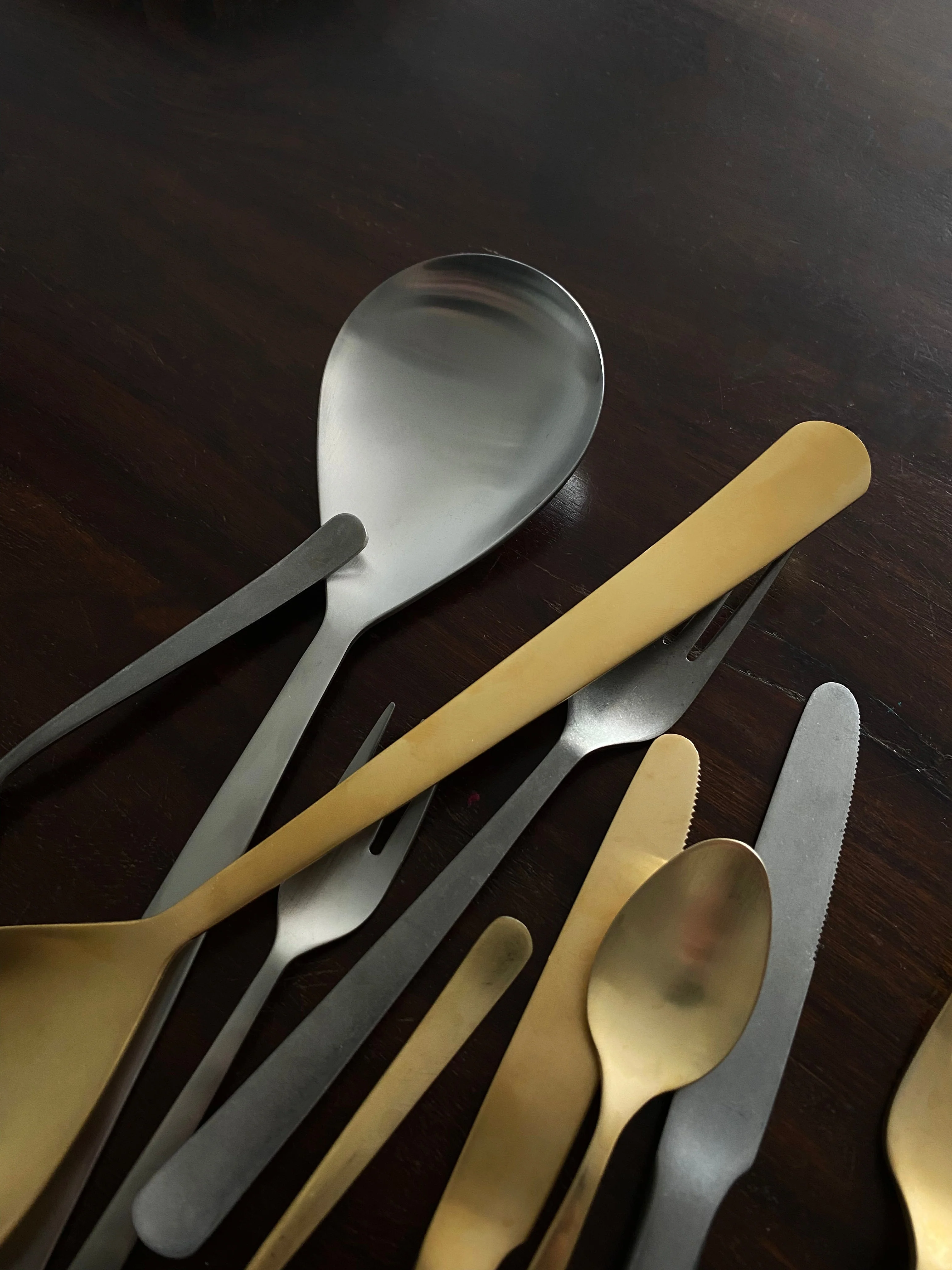Oslo Salad Servers in Gold - Image 5