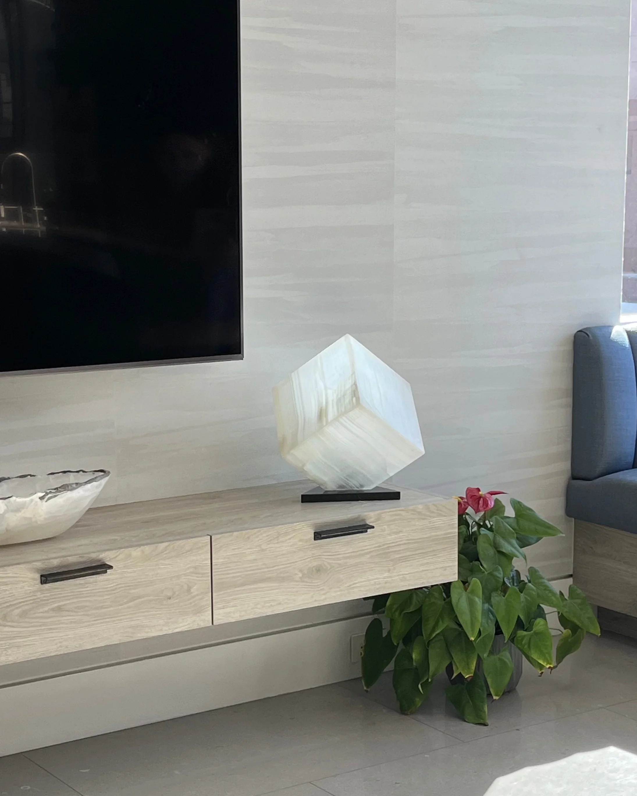 10" White Onyx Prism Cube Lamp - Image 5